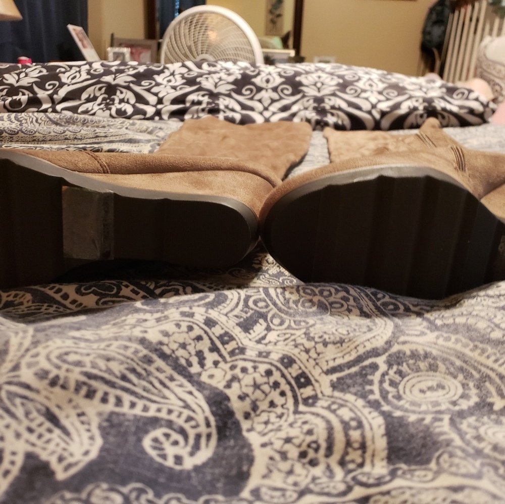Boots - Picture 5 of 6